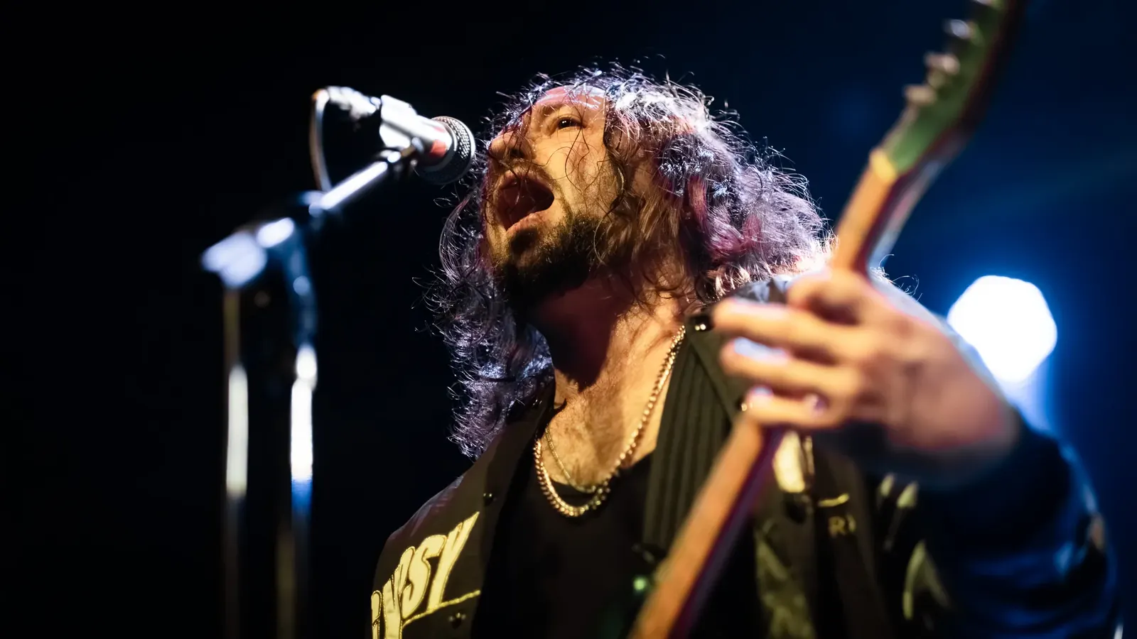 Singer and guitarist at the microphone